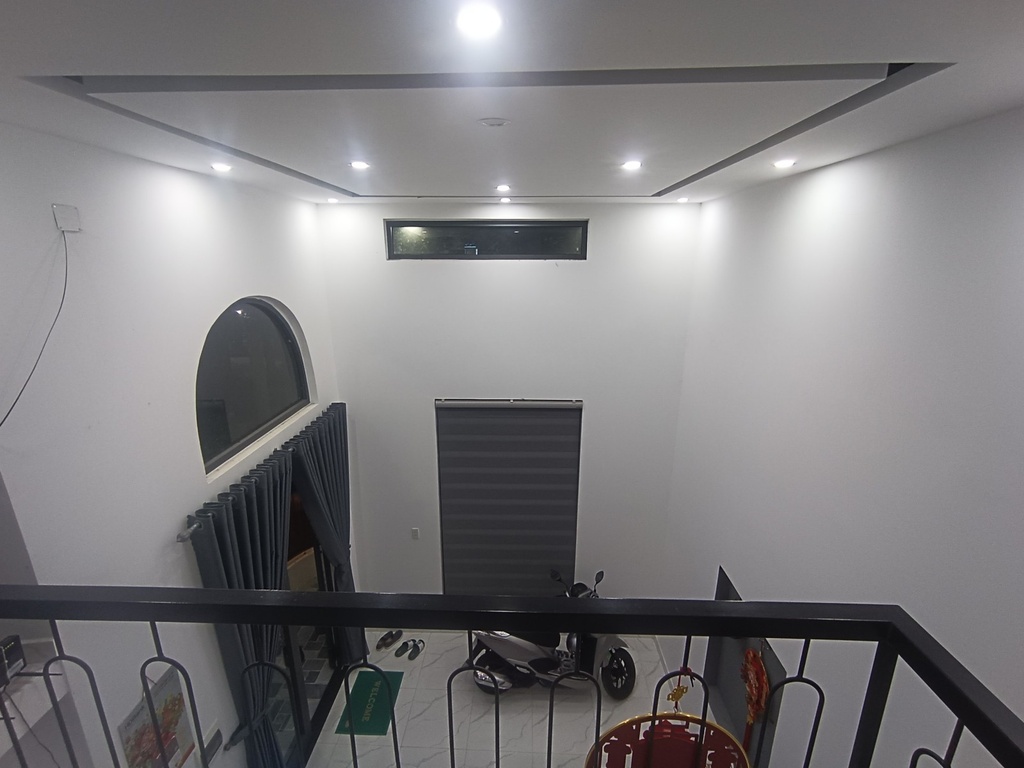 NHÀ LÔ GÓC, GẦN FPT, MỚI KENG VÀO Ở LUÔN, GẦN ĐẠI HỌC