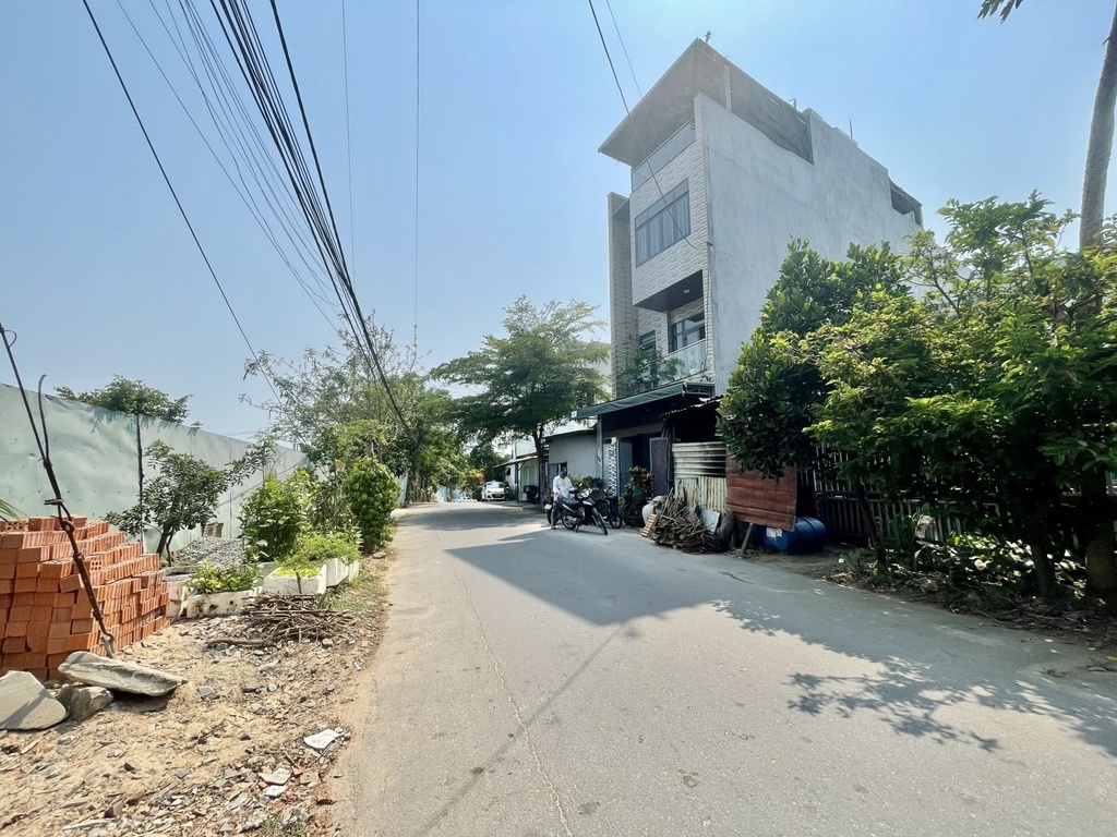 BÁN ĐẤT TẶNG NHÀ C4 CÒN SỬ DỤNG ĐƯỢC!