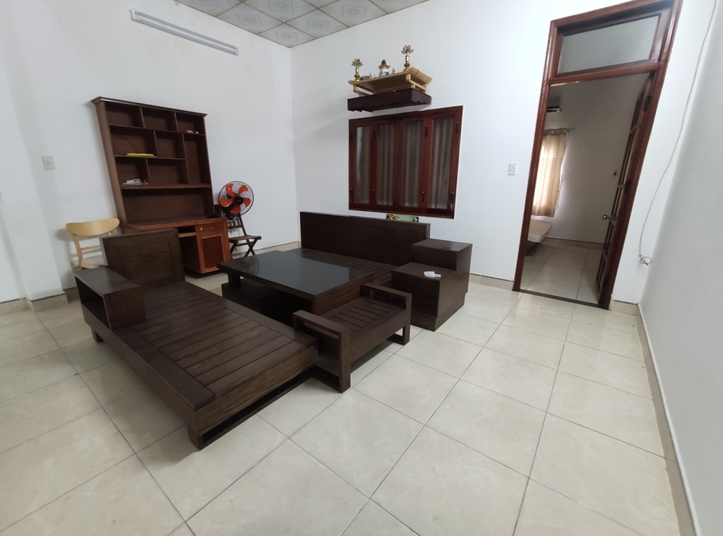 MẶT TIỀN KINH DOANH - ĐỐI DIỆN KÝ TÚC XÁ, CHUNG CƯ NGƯỜI ĐÔNG ĐÚC. 