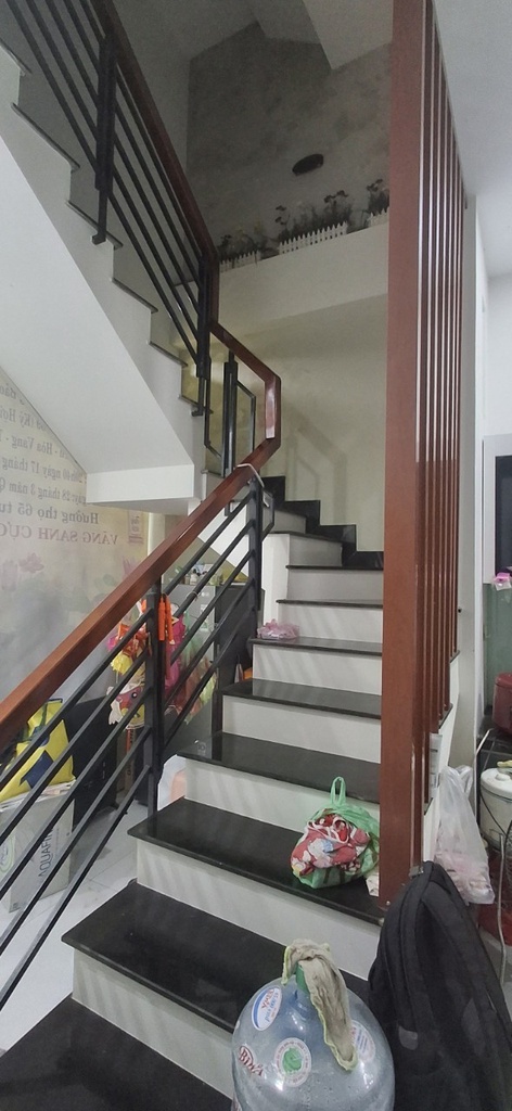 BÁN 3 TẦNG 100M2 - GẦN ĐẠI HỌC KINH TẾ- CÓ DÒNG TIỀN