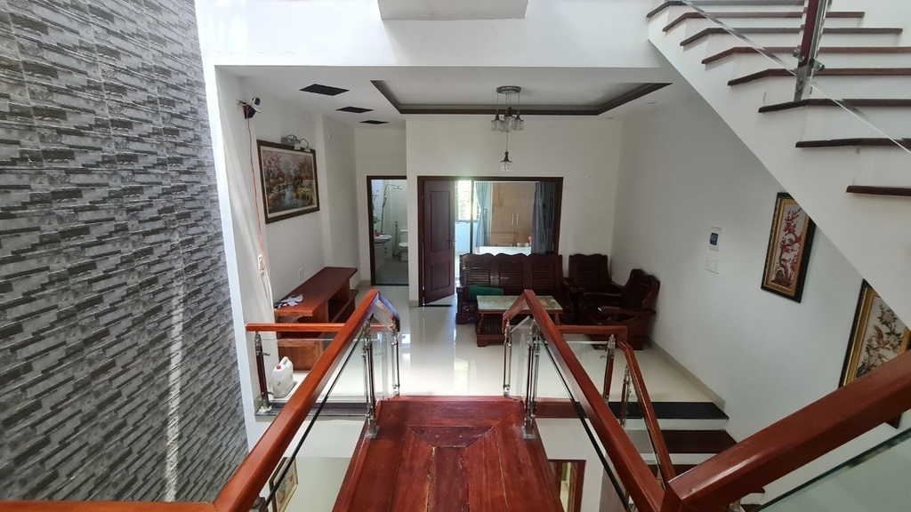 CẦN BÁN NHÀ 3 TẦNG TOÀN GỖ XỊN XÒ ĐĂNG CẤP MỚI KENG! 