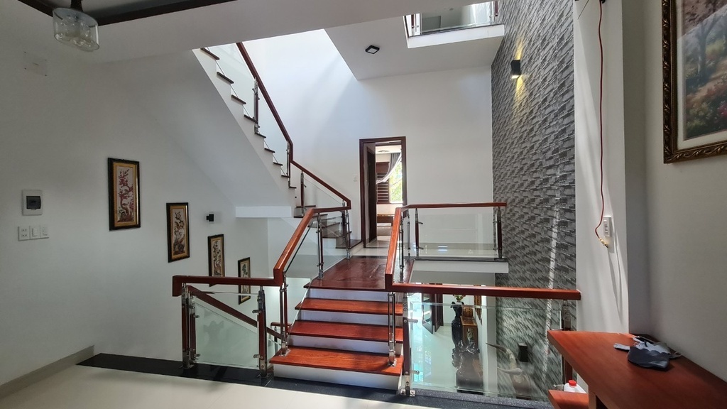 CẦN BÁN NHÀ 3 TẦNG TOÀN GỖ XỊN XÒ ĐĂNG CẤP MỚI KENG! 