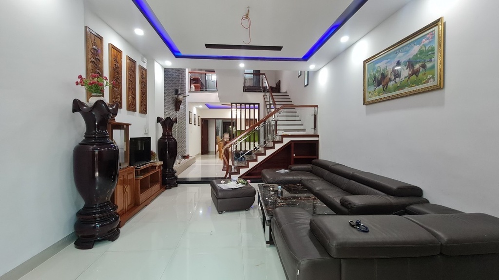 CẦN BÁN NHÀ 3 TẦNG TOÀN GỖ XỊN XÒ ĐĂNG CẤP MỚI KENG! 