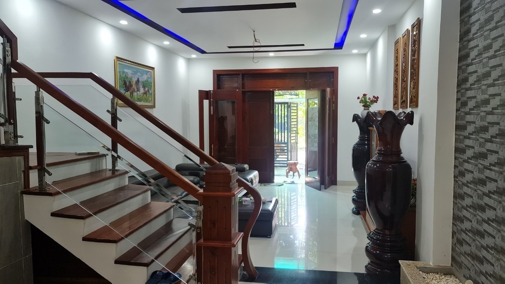 CẦN BÁN NHÀ 3 TẦNG TOÀN GỖ XỊN XÒ ĐĂNG CẤP MỚI KENG! 